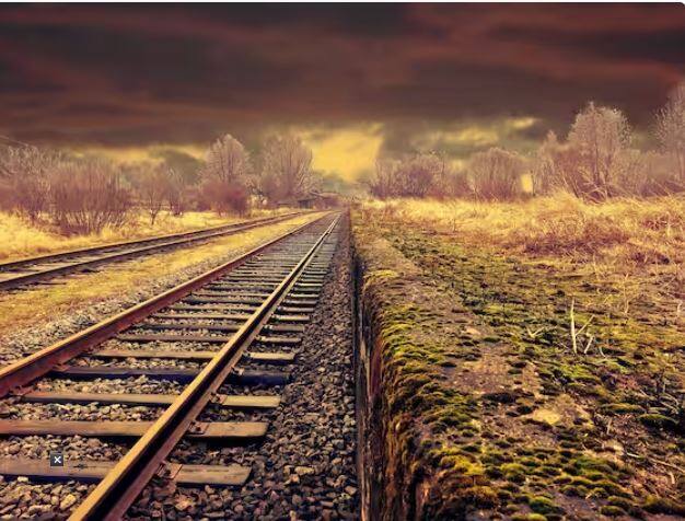 ਰੇਲਵੇ ਇਹਨਾਂ ਮਹੱਤਵਪੂਰਨ ਸਟੇਸ਼ਨਾਂ ਲਈ ਸੀਟਾਂ ਦੀ ਕੁਝ ਨਿਸ਼ਚਿਤ ਸੰਖਿਆ ਅਲਾਟ ਕਰਦੇ ਹਨ ਅਤੇ RLWL ਵੇਟਿੰਗ ਸੰਖਿਆ ਦੇ ਕਨਫਰਮ ਹੋਣ ਦੀ ਸੰਭਾਵਨਾ ਉਸ ਸਟੇਸ਼ਨ ਦੀ ਅਲਾਟ ਹੋਈ ਸੀਟਾਂ ਦੀ ਸੰਖਿਆ ਅਤੇ ਕਿਸੇ ਵੀ ਕਨਫਰਮ ਟਿਕਟ ਦੇ ਕੈਂਸਲ ਹੋਣ 'ਤੇ ਹੁੰਦੀ ਹੈ। ਇਹਨਾਂ ਸਟੇਸ਼ਨਾਂ ਲਈ ਅਲਾਟ ਕੀਤੀਆਂ ਸੀਟਾਂ ਨੂੰ ਸਟੇਸ਼ਨ ਬਰਥ ਕੋਟਾ ਕਿਹਾ ਜਾਂਦਾ ਹੈ। ਮਿਡਲ ਸਟੇਸ਼ਨ 'ਤੇ ਸਾਰੀਆਂ ਅਲਾਟ ਕੀਤੀਆਂ ਸੀਟ ਟਿਕਟਾਂ ਬੁੱਕ ਹੋਣ ਤੋਂ ਬਾਅਦ ਅੱਗੇ ਬੁੱਕ ਕੀਤੀਆਂ ਜਾਣ ਵਾਲੀਆਂ ਸਾਰੀਆਂ ਟਿਕਟਾਂ 'ਤੇ RLWL ਉਡੀਕ ਨੰਬਰ ਲਿਖਿਆ ਜਾਂਦਾ ਹੈ।