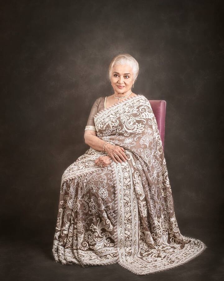 एक्ट्रेस पर्दे पर जितनी हिट रही उतनी ही उनको लव लाइफ में दुख सहने पड़े. दरअसल एक्ट्रेस फिल्म निर्देशक नासिर हुसैन से प्यार कर बैठी थीं. वहीं नासिर भी उन्हें बहुत पसंद करते थे.