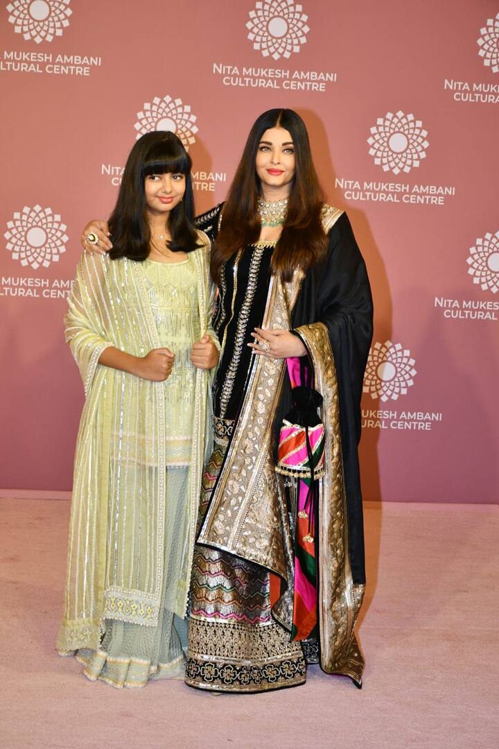 ऐश्वर्या राय ने इवेंट के लिए बलैक हैवी शरारा सूट पहना था. जिसमें एक्ट्रेस हमेशा की तरह अप्सरा सी खूबसूरत लग रही थीं.