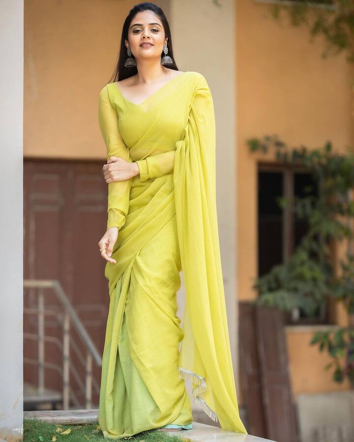 నిన్నా మొన్నటి వరకు పొట్టి డ్రెస్ లు వేసి ట్రెండీ లుక్ లో దర్శనమిచ్చిన శ్రీముఖి ఇప్పుడు చీర కట్టి వయ్యారాలు పోతుంది. Image Credit: Sreemukhi/Instagram