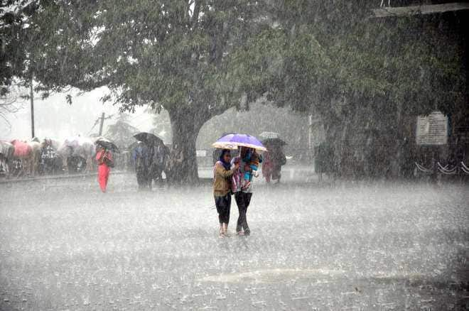 meteorological department forecast issued a orange alert for 14 districts of up rainfall in delhi up haryana and punjab know weather update Weather Update: ਮੀਂਹ ਅਜੇ ਰੁਕਣ ਦਾ ਨਹੀਂ ਲੈ ਰਿਹੈ ਨਾਂ, ਫਿਰ ਪੈਣਗੇ ਗੜੇ, 14 ਜ਼ਿਲ੍ਹਿਆਂ 'ਚ ਆਰੇਂਜ ਅਲਰਟ ਜਾਰੀ