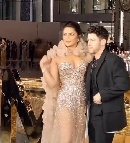 ਪ੍ਰਿਯੰਕਾ ਚੋਪੜਾ ਪਤੀ ਨਿਕ ਜੋਨਸ ਦੇ ਨਾਲ ਬੀਤੀ ਰਾਤ ਨੀਤਾ ਅੰਬਾਨੀ ਅਤੇ ਮੁਕੇਸ਼ ਅੰਬਾਨੀ ਦੇ Cultural Center ਪ੍ਰੋਗਰਾਮ ਦੀ ਓਪਨਿੰਗ ਸੈਰੇਮਨੀ ਵਿੱਚ ਪਹੁੰਚੀ ਸੀ।