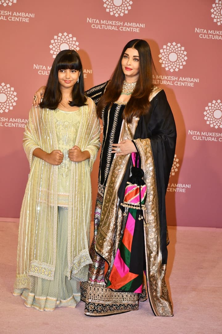 ऐश्वर्या राय अपने लाडली बेटी आराध्या के साथ NMACC के लॉन्च इवेंट में पहुंची. तस्वीरों में दोनों इंडियन वियर में हद से ज्यादा खूबसूरत लग रही थीं.