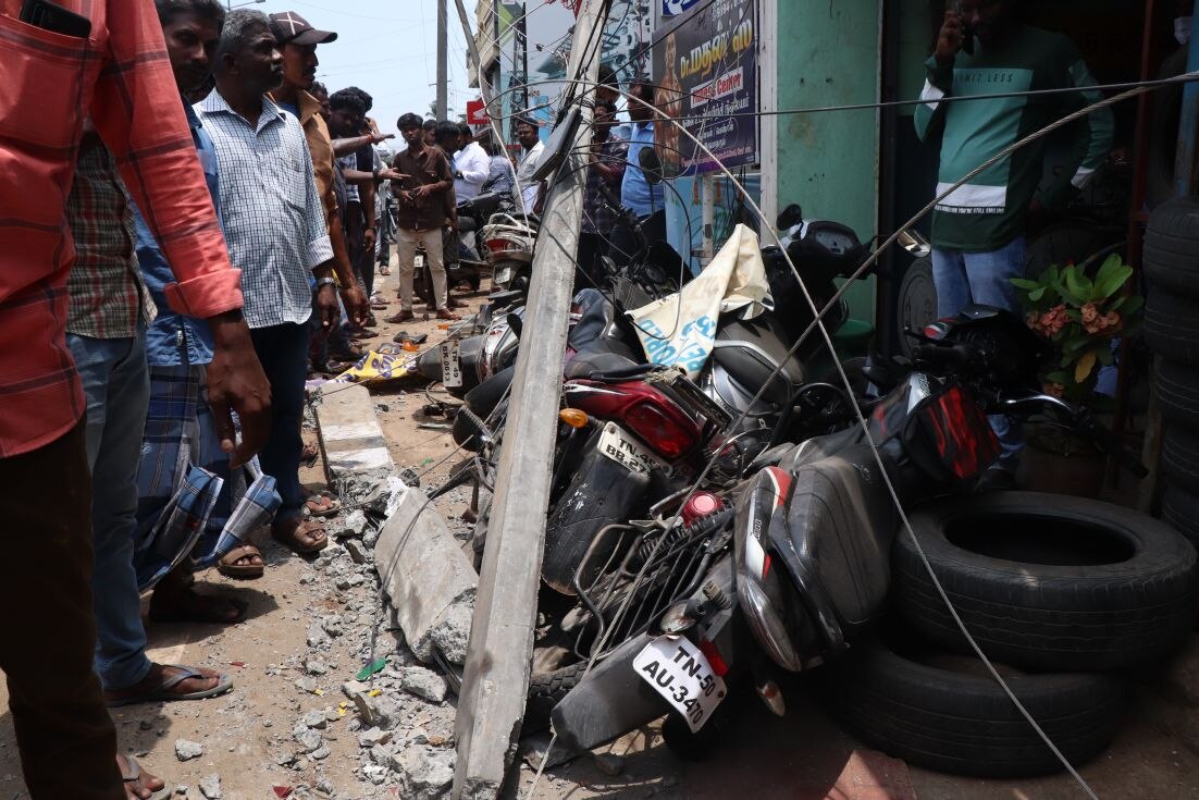 தஞ்சையில் தாறுமாறாக ஓடிய மினிபஸ் மோதி 15 பைக்குகள் சேதம் - சிறுவன் காயம்