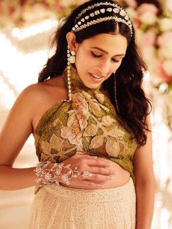 श्लोका मेहता ने फ्लॉन्ट किया बेबी बंप, देखें खूबसूरत तस्वीरें