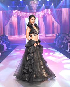 Hina Khan PHOTO: રેમ્પ પર જોવા મળ્યો અભિનેત્રી હિના ખાનનો જલવો, જુઓ તસવીરો