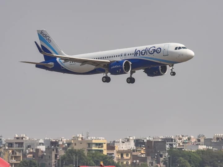 வானில் பறக்கும்போது, விமானத்தில் குடிபோதை ரகளை.. இறங்கியவுடன் அதிரடியாக கைது செய்த போலீஸ்..