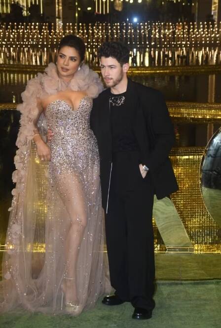 बॉलिवूडची 'देसी गर्ल' प्रियंका चोप्रा तिच्या पतीसह अर्थात निक जोनाससह 'नीता मुकेश अंबानी कल्चरल सेंटर'च्या उद्धाटन सोहळ्याला पोहोचली होती.