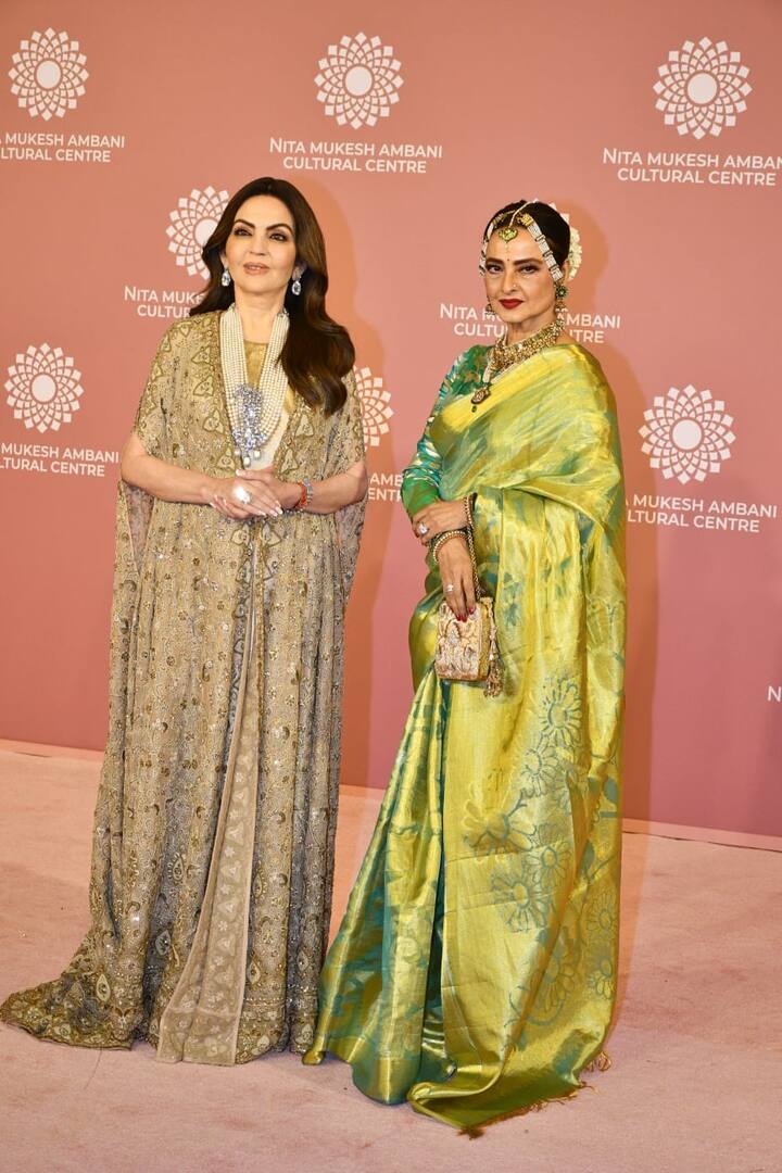 नीता अंबानी हैवी वर्क ग्रीन काफ्तान गाउन में बेहद खूबसूरत नजर आईं.