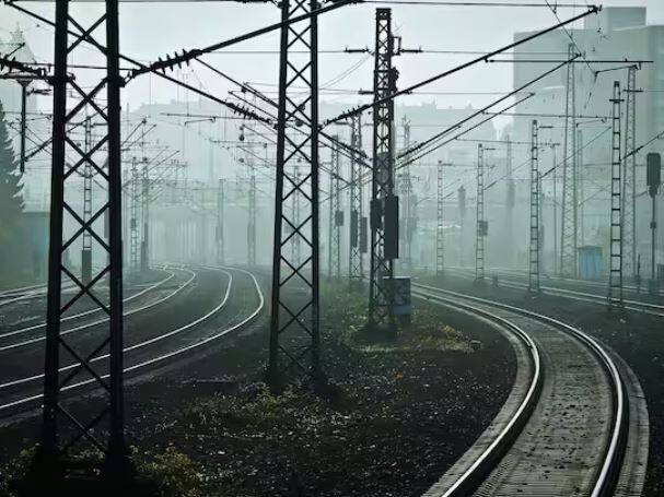 ਜੇਕਰ ਉਡੀਕ ਟਿਕਟ ਲੰਬੀ ਦੂਰੀ ਚੱਲਣ ਵਾਲੀ ਰੇਲਗੱਡੀ ਦੇ ਪਹਿਲੇ ਅਤੇ ਆਖਰੀ ਸਟੇਸ਼ਨ ਦੇ ਵਿਚਕਾਰ ਕਿਸੇ ਵੀ ਦੋ ਮਹੱਤਵਪੂਰਨ ਸਟੇਸ਼ਨਾਂ ਦੀ ਹੈ ਤਾਂ ਵੇਟਿੰਗ ਟਿਕਟ ਵਿੱਚ ਵੇਟਿੰਗ ਲਿਸਟ ਨੰਬਰ ਨਾਲ RLWL (ਰਿਮੋਟ ਲੋਕੇਸ਼ਨ ਵੇਟਿੰਗ ਲਿਸਟ) ਨੰਬਰ ਵੀ ਹੁੰਦਾ ਹੈ। RLWL ਵੇਟਿੰਗ ਲਿਸਟ ਦੀਆਂ ਟਿਕਟਾਂ ਨੂੰ ਪਹਿਲ ਦਿੱਤੀ ਜਾਂਦੀ ਹੈ ਅਤੇ ਇਹ ਟਿਕਟਾਂ ਦੀ ਪੁਸ਼ਟੀ ਮੰਜ਼ਿਲ ਸਟੇਸ਼ਨ 'ਤੇ ਪੁਸ਼ਟੀ ਕੀਤੀ ਟਿਕਟਾਂ ਨੂੰ ਰੱਦ ਕਰਨ ਤੋਂ ਬਾਅਦ ਹੀ ਕੀਤੀ ਜਾਂਦੀ ਹੈ।