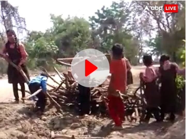 Ghazipur primary school students were forced to carry wood for mid day meal Watch Video ann Watch: गाजीपुर में छात्रों से कराई गई 'मजदूरी', मिड-डे मिल के लिए ढुलवाई जा रहीं लकड़ियां