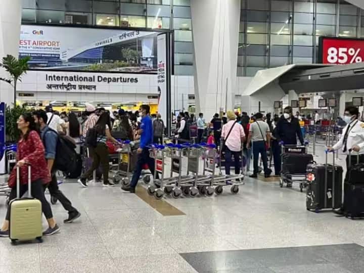 Delhi Police 2 ground staff arrested for stealing gadgets from Delhi-Mumbai flight at IGI Airport know details  Delhi IGI Airport: दिल्ली-मुंबई फ्लाइट से गैजेट चोरी के आरोप में 2 ग्राउंड स्टाफ गिरफ्तार, जानें क्या है मामला 