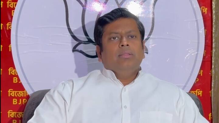 হাওড়ার শিবপুরে রাম নবমীর মিছিল ঘিরে সংঘর্ষের পর গতকাল ফের অশান্তি। ইটবৃষ্টির পাশাপাশি, শুরু হয়েছিল বিক্ষোভ। র‍্যাফ নামিয়ে পরিস্থিতি সামাল দেওয়া হয়। শিবপুরে অশান্তির ঘটনায় সুকান্ত মজুমদার ফোন অমিত শাহর। রাজ্য বিজেপির সভাপতিকে ফোন কেন্দ্রীয় স্বরাষ্ট্রমন্ত্রীর। রাজ্যের আইনশৃঙ্খলা পরিস্থিতি নিয়ে খবর নেন তিনি।