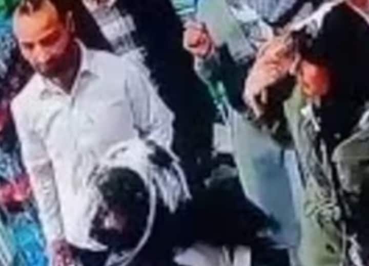 Man pours yogurt over heads of Iranian women not wearing hijabs Watch: हिजाब न पहनने वाली ईरानी मां-बेटी पर हमला, देखें वीडियो