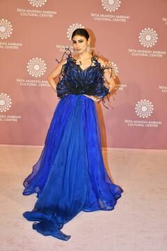 NMACC Gala में बेहद हसीन लुक में पहुंचीं मौनी रॉय, तस्वीरें देख आप भी हो जाएंगे हुस्न पर फिदा