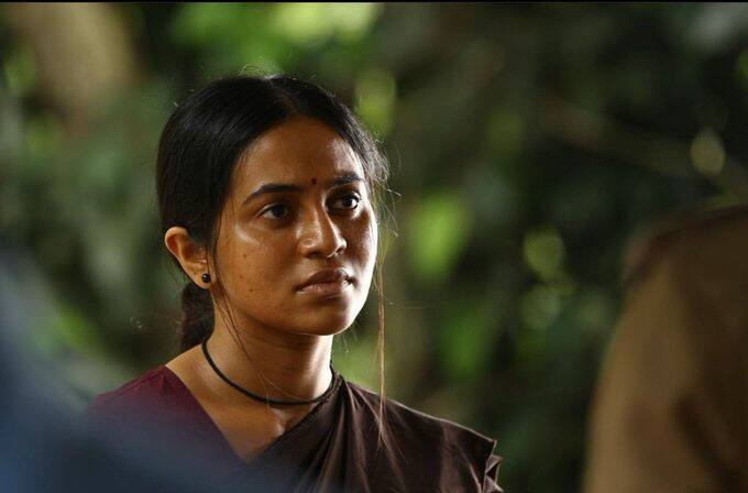 இந்த படத்தில் சூரிக்கு ஜோடியாக பவானி நடித்துள்ளார். இவர்  இசையமைப்பாளர் ஜி.வி பிரகாஷின் தங்கையாவார்.