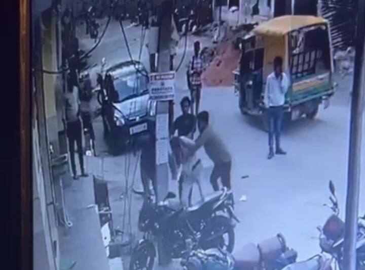 रजनेश कुमार का कहना है पीजी के सामने शराब पीने से मना करने पर लड़कों ने मारपीट की और जबरन टैंपो में बैठाकर ले गए और मोबाइल और 50 हजार रुपये भी लूट लिए.