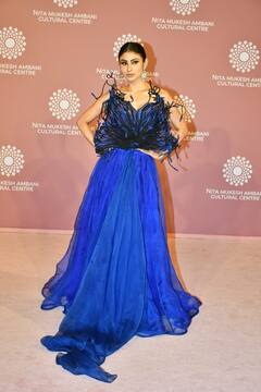 NMACC Gala में बेहद हसीन लुक में पहुंचीं मौनी रॉय, तस्वीरें देख आप भी हो जाएंगे हुस्न पर फिदा