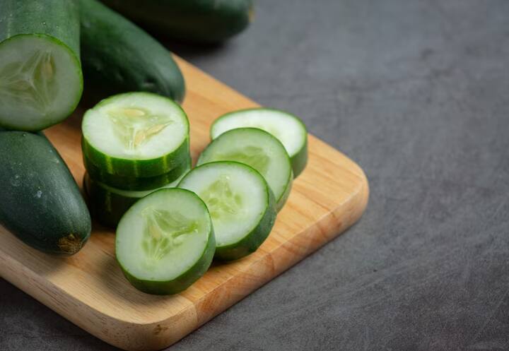 खीरे के रस से भी स्किन की अच्छी सफाई हो सकती है. इसमें मौजूद anti-inflammatory प्रॉपर्टीज मेकअप से होने वाली स्किन इरिटेशन को रोकती है. इसे अप्लाई करने के लिए खीरे को ब्लेंड करके इस का जूस निकाल लें और कॉटन पैड से रस को चेहरे पर लगाकर रब करें, फिर चेहरा वॉश कर लें.