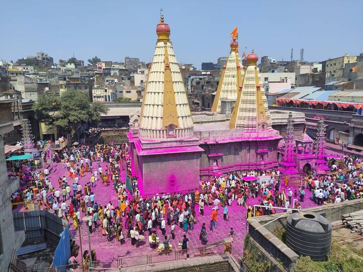 बेळगावहून आलेली मानाची सासनकाठी शुक्रवारी नदी घाटावर पंचना नदी घाटावर दाखल झाली.