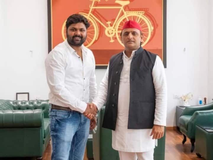 Akanksha Dubey Case accused Singer Samar Singh Seen with Akhilesh yadav and Shivpal Singh Yadav See Photo Akanksha Dubey Case: आकांक्षा दुबे केस के मुख्य आरोपी की अखिलेश यादव की साथ तस्वीर, चाचा शिवपाल के पैर छूते आए नजर