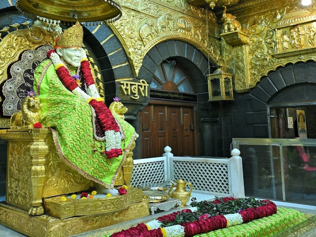 maharashtra news nashik news Gurupurnima 2023 in Shirdi sai baba mandir, temple will remain open all night Shirdi Gurupaurnima : उद्यापासून शिर्डीत तीन दिवसीय गुरुपौर्णिमा उत्सव, साई मंदिर राहणार रात्रभर खुले, साईपालख्या दाखल