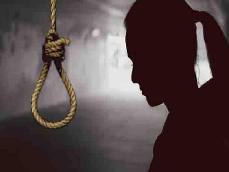 Trichy news  10th class student hanged herself after posting a photo on Instagram TNN Trichy: இன்ஸ்டாகிராமில் போட்டோ வெளியிட்டு பிறந்தநாள் வாழ்த்து -  10-ம் வகுப்பு மாணவி தூக்கிட்டு தற்கொலை