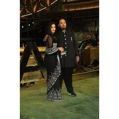 NMACC लॉन्च में Corset ब्लाउज के साथ ब्लैक साड़ी में नजर आईं Radhika Merchant, ग्लैम मेकअप लुक में देखें खास तस्वीरें