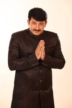 Manoj Tiwari Struggle: सिर से बहता रहा खून, नहीं बिगड़ी थी मनोज तिवारी की धुन, मंदिर में बैठे चमकी थी एक्टर की किस्मत