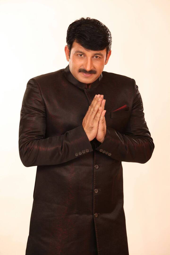 महावीर मंदिर में गाते हुए मनोज तिवारी भगवान की भक्ति में इतने लीन हो गए कि उन्हें सर पर लगी चोट का भी ख्याल नहीं रहा और गाना गाते हुए उनके सिर से खून बहने लगा. मनोज तिवारी भक्ति में इतने लीन थे कि उन्हें दर्द का एहसास ही नहीं हुआ.