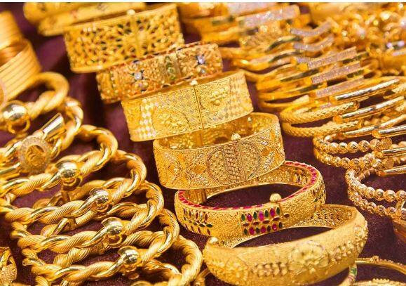 ਇਸ ਤੋਂ ਬਿਨਾਂ ਕੋਈ ਵੀ ਦੁਕਾਨਦਾਰ ਗਹਿਣੇ ਨਹੀਂ ਵੇਚ ਸਕੇਗਾ। ਧਿਆਨ ਯੋਗ ਹੈ ਕਿ ਸਰਕਾਰ ਪਿਛਲੇ ਡੇਢ ਸਾਲ ਤੋਂ ਦੇਸ਼ ਵਿੱਚ ਨਕਲੀ ਗਹਿਣਿਆਂ ਦੀ ਵਿਕਰੀ ਨੂੰ ਰੋਕਣ ਲਈ ਨਵੇਂ ਹਾਲਮਾਰਕਿੰਗ ਨਿਯਮ ਲਾਗੂ ਕਰਨ ਦੀ ਕੋਸ਼ਿਸ਼ ਕਰ ਰਹੀ ਹੈ। ਹੁਣ ਇਸ ਨੂੰ ਅੱਜ ਤੋਂ ਲਾਜ਼ਮੀ ਕਰ ਦਿੱਤਾ ਗਿਆ ਹੈ।