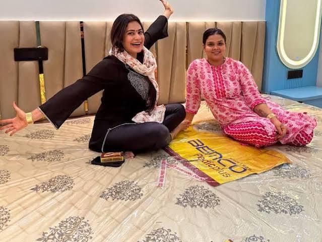 अरमान मलिक के बेडरूम में एक काफी बड़ा कस्टमाइज्ड बेड भी है. उन्होंने टेरिस पर एक जिम भी बनवा रखा है. अरमान मलिक की नेटवर्थ 10-15 करोड़ की है. इतना ही नहीं उनकी दोनों पत्नियां पायल और कृतिका भी व्लॉगर हैं. तीनों अपने घर को साथ में मिलकर चलाया करते हैं.