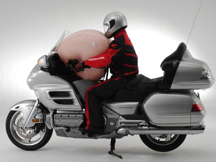 Honda is working to provide airbag in bike honda airbag bike honda airbag two-wheeler Two-Wheeler with Airbag: टू-व्हीलर से अलग होने वाले एयरबैग पर काम कर रही होंडा, दुर्घटना के समय राइडर को मिलेगी सुरक्षा