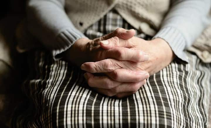 বয়স বাড়ার সঙ্গে সঙ্গে আরও পরিণত হই আমরা। দায়-দায়িত্ব সম্পর্কে আরও বেশি সচেতন হই। সামাজিক রীতিনীতি, বিধিনিয়ম মানতে শুরু করি নিজের অজান্তেই।