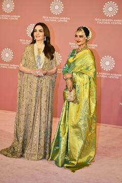 रेखा ने NMACC लॉन्च इवेंट अपने ग्रेसफुल लुक से खींचा सबका ध्यान, नीता अंबानी के साथ जमकर दिए पोज