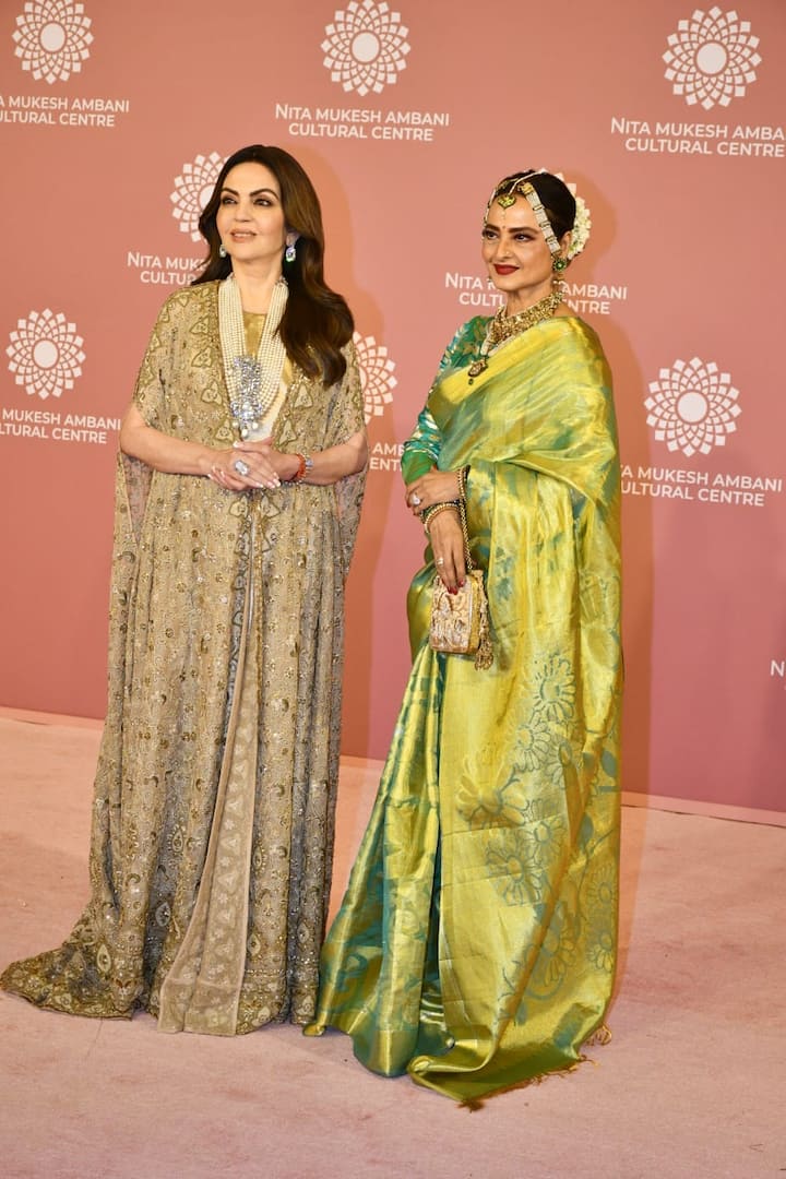 NMACC के लॉन्च इवेंट में दिग्गज एक्ट्रेस रेखा भी शामिल हुईं और उन्होंने नीता अंबानी के साथ फोटोज खिंचवाईं.