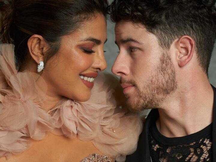 Priyanka Chopra और Nick Jonas इन दिनों मुंबई में हैं. हाल ही में दोनों नीता मुकेश अंबानी कल्चरल सेंटर के लांच इवेंट में पहुंचे थे. वहीं अब वहां दोनों ने अपनी कुछ तस्वीरें इंस्टाग्राम पर शेयर की हैं.