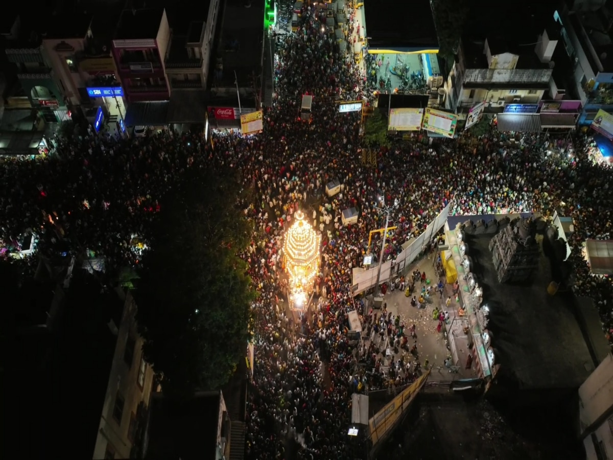 மகிழ்ச்சியுடன் குவிந்த மக்கள் வெள்ளம்.. ஏலவார்க்குழலி அம்மனுடன், ஏகாம்பரநாத உற்சவர் 4 ராஜ வீதி உலா..