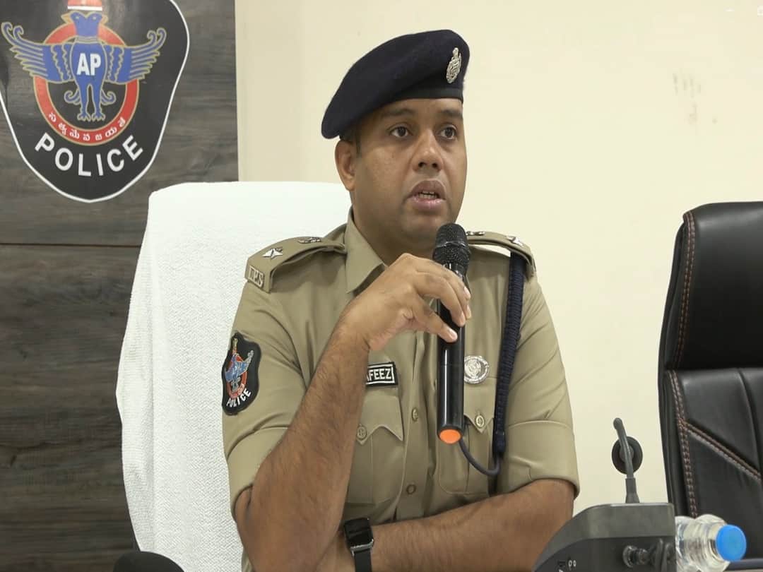 Satyakumar Car Attack : చివరి కారుకు రాయి తగిలింది, కారులో సత్యకుమార్ ఉన్నారో లేరో తెలియదు- ఎస్పీ ఆరిఫ్ హాఫీజ్ Guntur Urban BJP leader Satya Kumar car attack police filed cases on both supporters DNN Satyakumar Car Attack : చివరి కారుకు రాయి తగిలింది, కారులో సత్యకుమార్ ఉన్నారో లేరో తెలియదు- ఎస్పీ ఆరిఫ్ హాఫీజ్