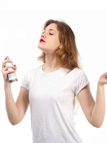 पूरे दिन आपके शरीर से आएगी खुशबू, यहां जानें परफ्यूम लगाने का सही तरीका