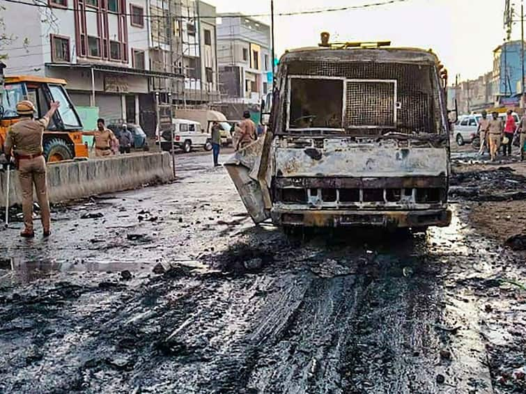 4 Detained For Stone Pelting, Torching Police Vehicles In Maharashtra's  Sambhajinagar; 8 Held So Far 4 Detained For Stone Pelting, Torching Police Vehicles In Maharashtra's  Sambhajinagar; 10 Held So Far