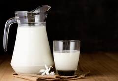 महंगा मेकअप रिमूवर अफोर्ड करना हो रहा है मुश्किल...घर में मौजूद इन चीज़ों से करें मेकअप रिमूव