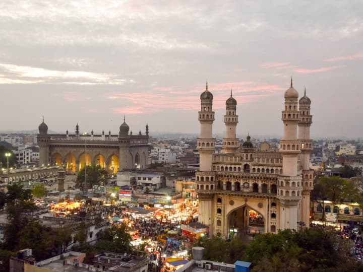 Violence in Hyderabad Charminar face off between two groups after bike stunts Charminar Violence: हैदराबाद के चारमीनार में दो गुट भिड़े, मस्जिद के सामने बाइक स्टंट के बाद हुआ बवाल, देखें वीडियो
