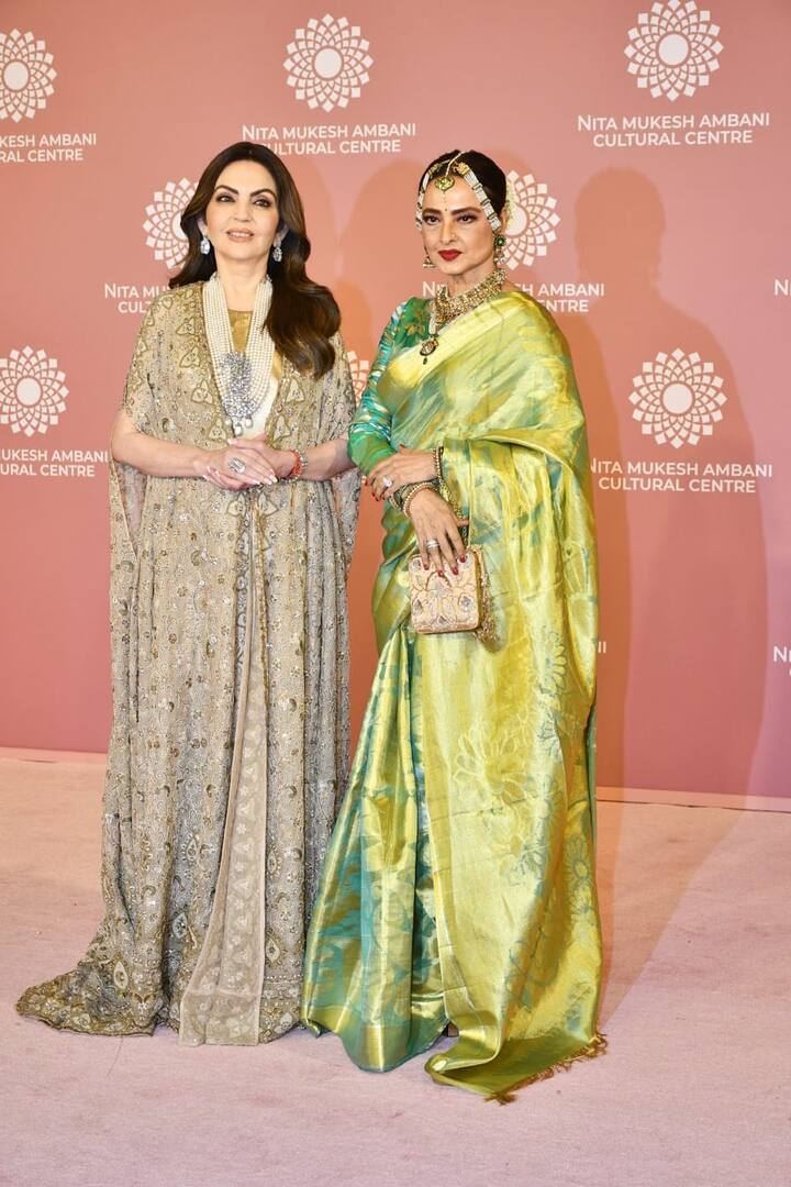 रेखा और नीता अंबानी ने इवेंट में पैपराजी के सामने पोज देकर फोटोज क्लिक करवाईं.