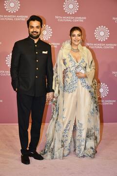 NMACC के लॉन्च इवेंट में काजल अग्रवाल ने ली पति के साथ एंट्री, डीपनेक को-ऑर्ड सेट मेंजमकर फ्लॉन्ट की क्लीवेज