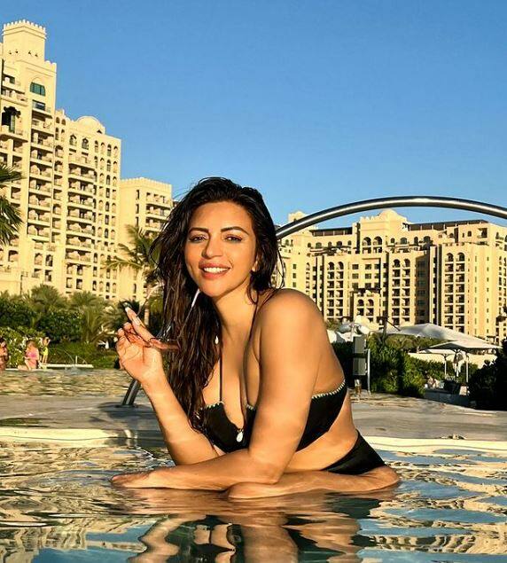 તાજેતરમાં અભિનેત્રી તેના બિકીની લુકથી ઇન્ટરનેટ પર ધૂમ મચાવી રહી છે. શમા સિકંદર એટલી હોટ છે કે તેની દરેક પોસ્ટ પર ચાહકો દિવાના બની જાય છે.