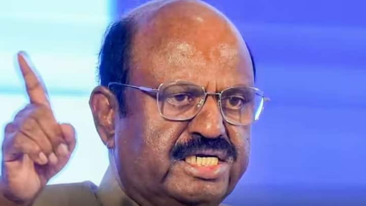 হাওড়াকাণ্ডে কড়া বিবৃতি জারি করলেন রাজ্যপাল (Governor) সি ভি আনন্দ বোস। এদিন বিবৃতিতে তিনি উল্লেখ করেন, 'মানুষকে বোকা বানাতে পারবে ভেবে যারা হিংসার আশ্রয় নেয় তাড়াতাড়ি বুঝতে পারবে তারা মুর্খের স্বর্গে বাস করছে। দুষ্কৃতীদের বিরুদ্ধে কড়া ব্যবস্থা নেওয়া হোক। রামনবমীর দিন জনগণের সম্পত্তিতে আগুন লাগানো প্ররোচনামূলক। ধর্ম রক্ষায় লঙ্কায় আগুন লাগিয়েছিলেন হনুমান।'