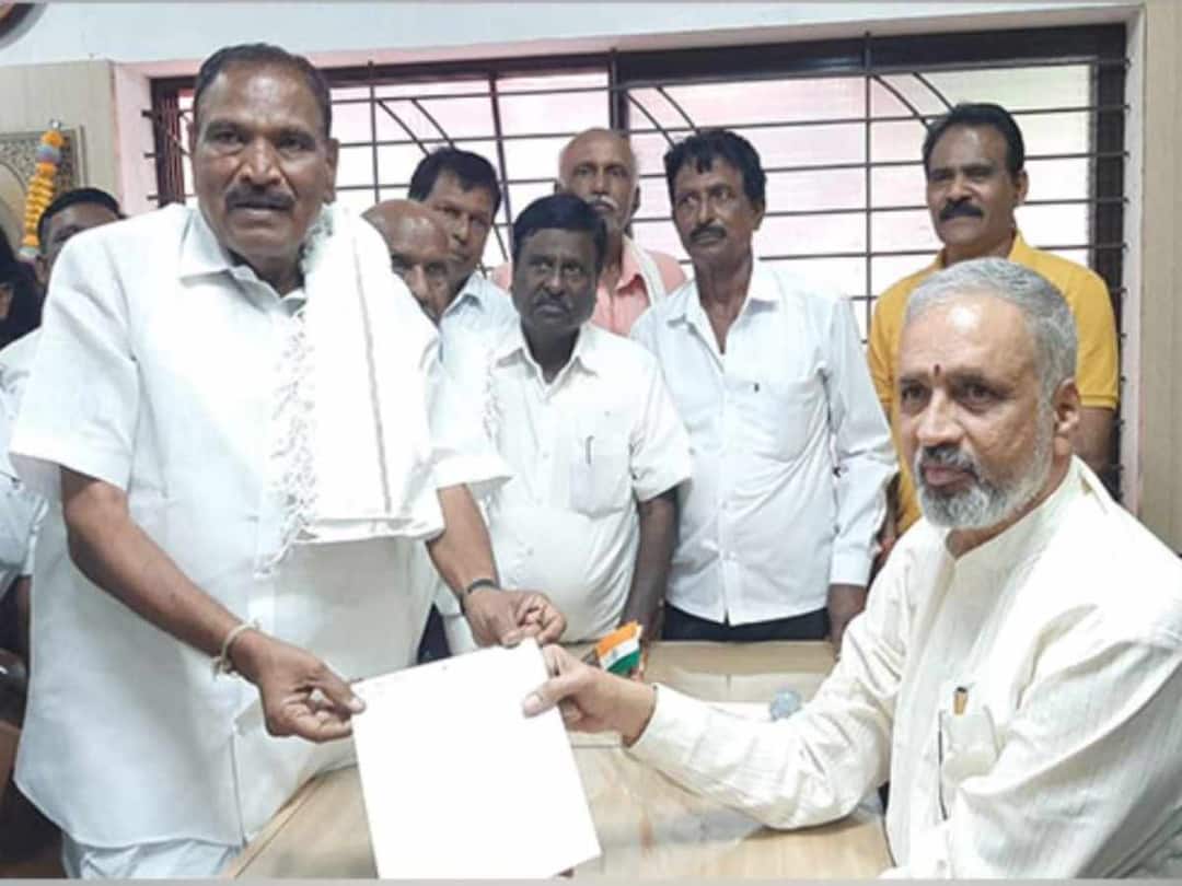 Another JD(S) MLA Sivalinge Gowda From Arsikere Constituency Resigns In Karnataka, Set To Join Congress Janata Dal (Secular) MLA K M Sivalinge Gowda Resigns Arsikere Constituency Karnataka Congress Another JD(S) MLA Sivalinge Gowda From Arsikere Constituency Resigns In Karnataka, Set To Join Congress