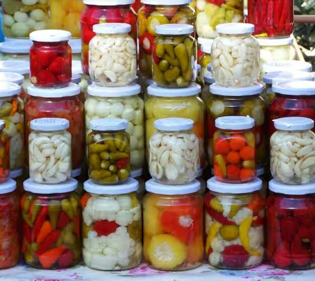 ਨਮਕੀਨ ਅਚਾਰ ਦੀ ਲਾਲਸਾ ਦਾ ਮਤਲਬ ਇਹ ਵੀ ਹੋ ਸਕਦਾ ਹੈ ਕਿ ਤੁਹਾਡੇ ਸਰੀਰ ਵਿੱਚ ਕੁਝ ਮੁੱਖ ਪੌਸ਼ਟਿਕ ਤੱਤਾਂ ਦੀ ਕਮੀ ਹੈ, ਜਿਵੇਂ ਕਿ ਸੋਡੀਅਮ ਅਤੇ ਮੈਗਨੀਸ਼ੀਅਮ।