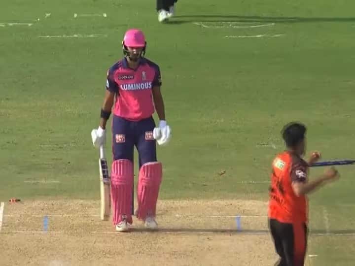 IPL 2023 Devdutt Paddikal bowled out by with superfast delivery Umran Malik watch Video : उमरानच्या वेगापुढे देवदत्त अवाक, पाहा जम्मू एक्स्प्रेसने कसा काढला त्रिफाळा
